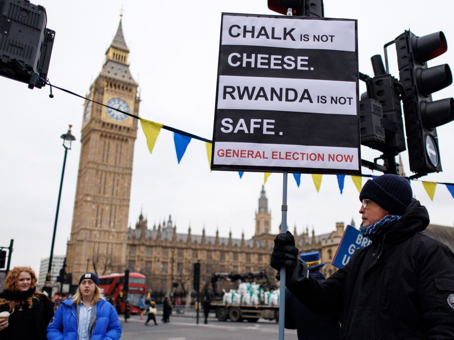 في أول عملية من نوعها.. بريطانيا ترحل إلى رواندا طالب لجوء