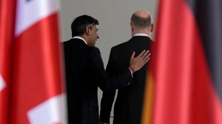 وزير المالية الألماني شولتس يحث أوروبا على القيام بالمزيد من أجل أوكرانيا مع زيادة الحكومة البريطانية للإنفاق على الدفاع