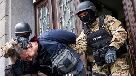 الشرطة في البوسنة تعتقل 23 عضوا مشتبها بهم في “دائرة الثقاف” لزعيم تجارة المخدرات