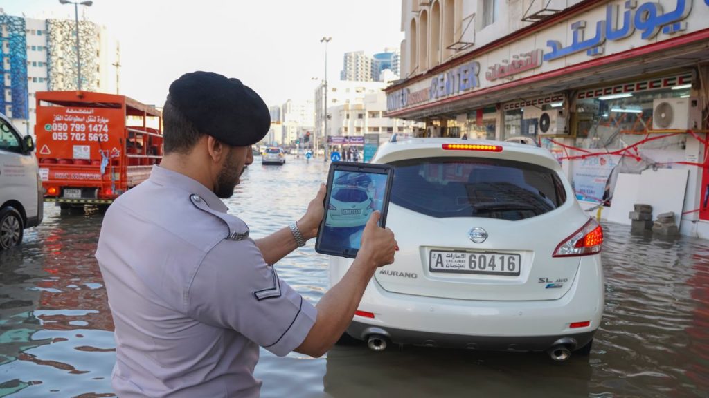 شرطة عجمان تبادر بتقديم خدمة “شهادة تلف” للمركبات المتضررة