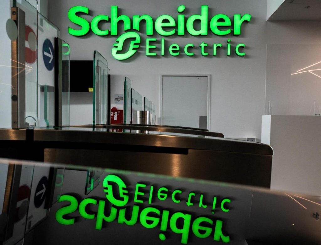 يجب على الصناعات اعتماد التشغيل الآلي لتقليل انبعاثات الغازات الضارة وزيادة الكفاءة، كما يقول المسؤول التنفيذي في شنايدر إلكتريك