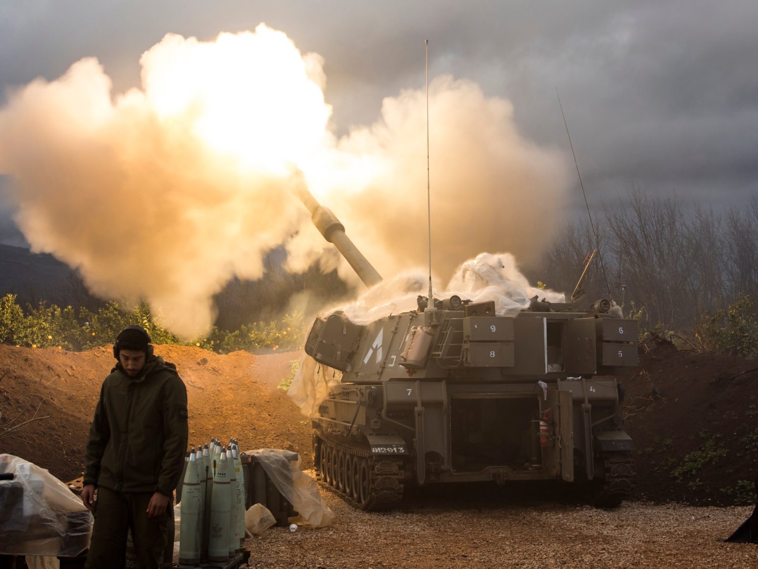 حزب الله يتوعد بالرد على تجاوزات إسرائيل وماكرون يحث على التهدئة