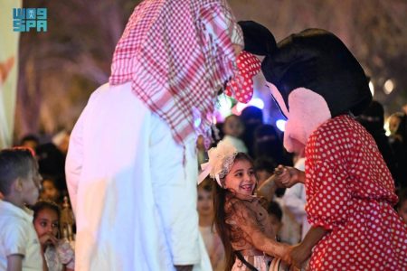ترفيه وثقافة وتراث.. إقبال كثيف على احتفالات تبوك بالعيد