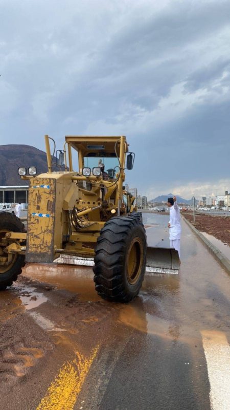 سيول حيلة محايل تطمر الشوارع والجهات المعنية تباشر أعمالها