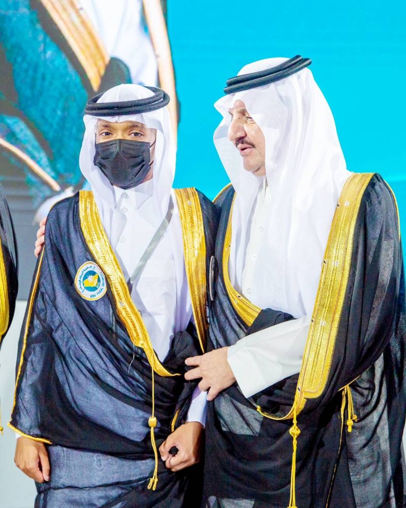 مريض سرطان يؤجل «الكيماوي» لاستلام درع تخرجه من أمير الشرقية