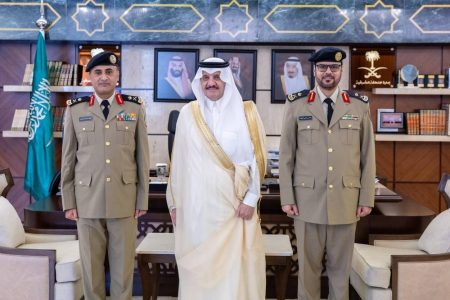 أمير الشرقية يقلد قائد قوة أمن المنشآت برأس تنورة رتبة لواء