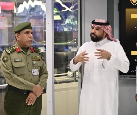 الفريق اليحيى يتفقد سير العمل بجوازات مطار خليج نيوم