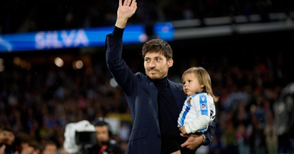 ريال سوسييداد يكرم دافيد سيلفا