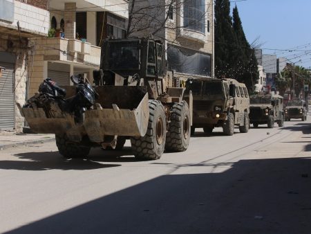 الاحتلال يجرف أراضي في جنين ويعتقل 15 فلسطينيا بالضفة