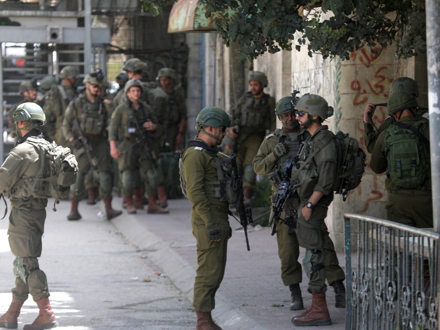 الاحتلال يقتحم مدن الضفة وسط اشتباكات مع الفلسطينيين