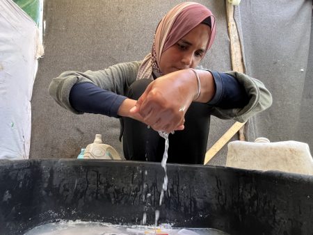 تغسل الملابس والأواني بأجر قليل.. فتاة غزّية نازحة تكافح لإعالة أسرتها