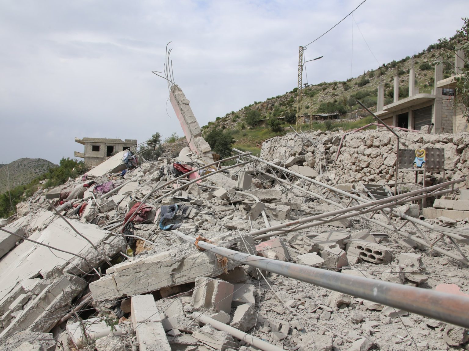 حزب الله يستهدف موقعين إسرائيليين والاحتلال يرد بغارات على جنوب لبنان