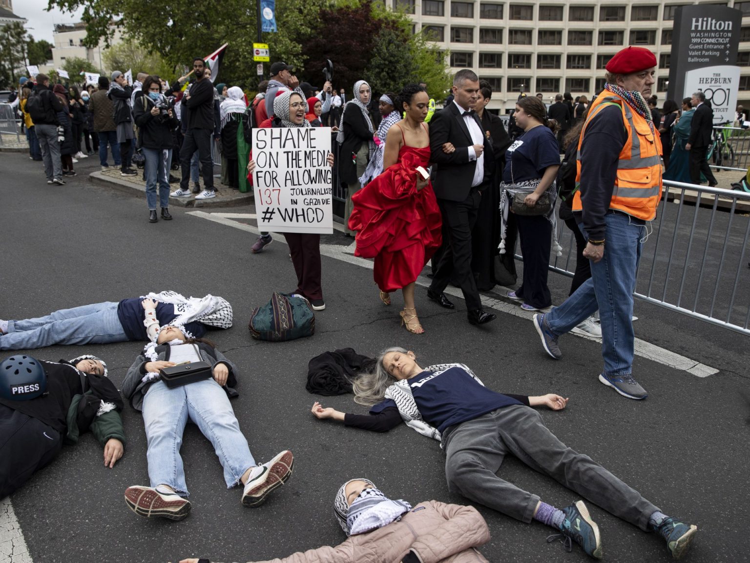 “عار عليكم”.. محتجون يستقبلون بايدن وضيوفه بعشاء مراسلي البيت الأبيض