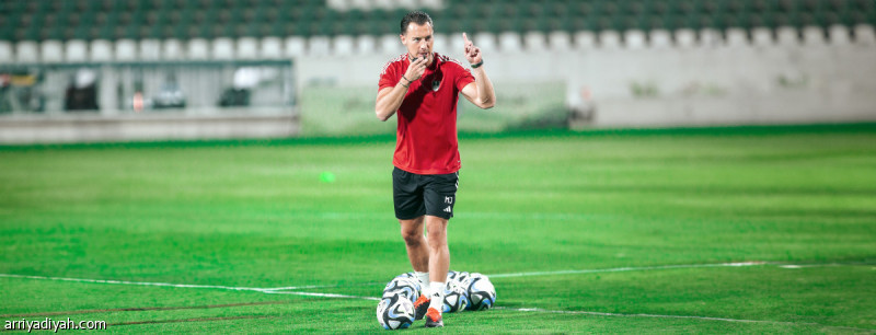يايسله يواجه لاعبي الأهلي بأخطاء الرياض