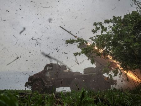 أوكرانيا تقر بتراجع قواتها شرقا وتطالب شركاءها بسرعة تزويدها بالأسلحة