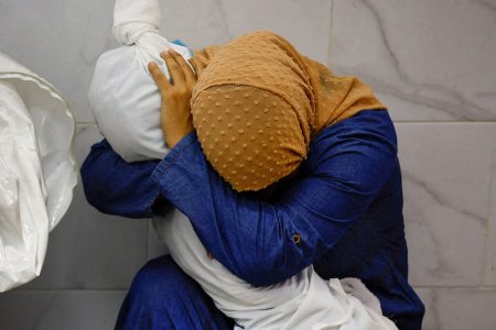 صورة فلسطينية تحتضن جثمان قريبتها في غزة تفوز بجائزة “مؤسسة الصحافة العالمية”