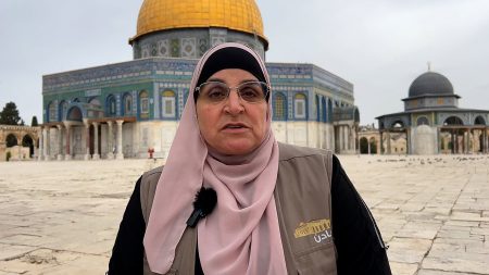 فيديو.. سادنة بالأقصى تطالب بالكشف عن مصير ابنها المعتقل