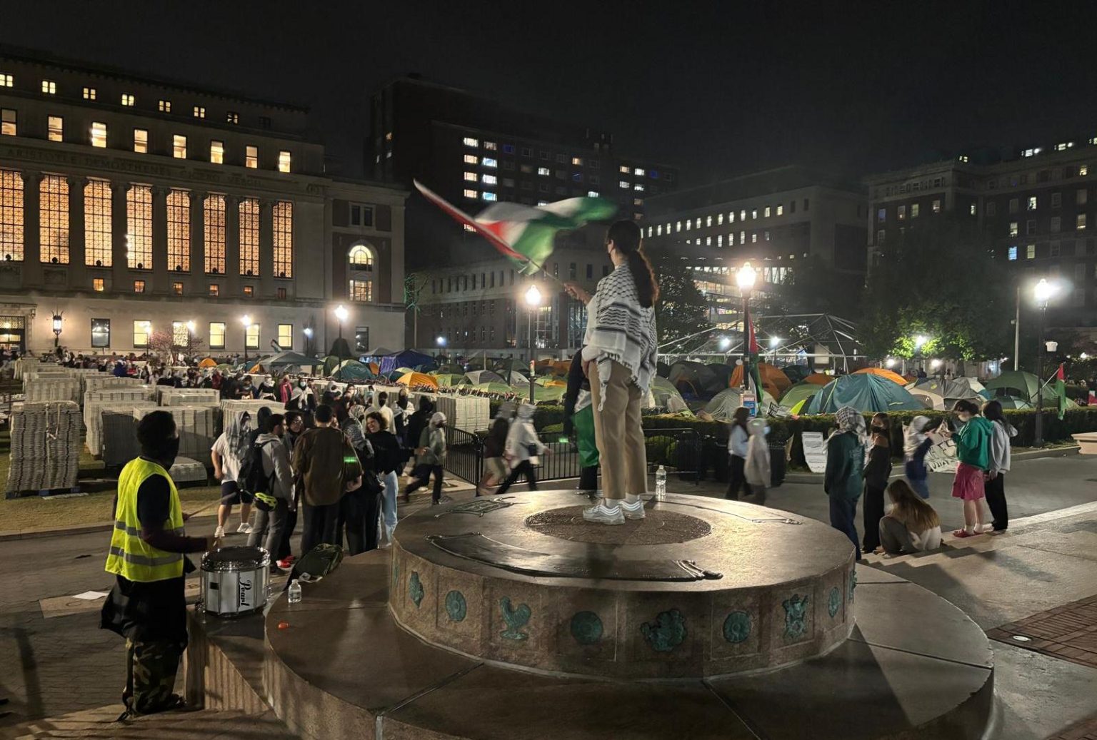 اشتعال الحراك بجامعة كولومبيا وطلاب يسيطرون على اثنين من مبانيها