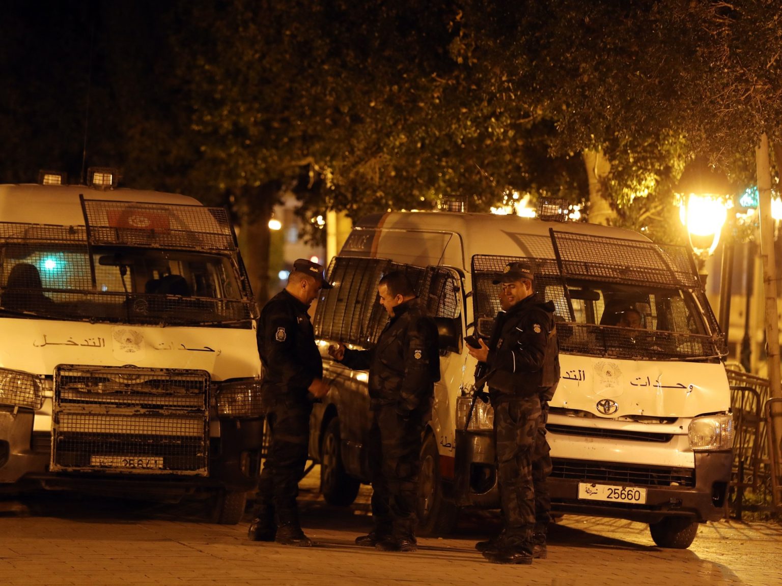 الأمن التونسي يقتحم نقابة المحامين ويعتقل محامية منتقدة للرئيس