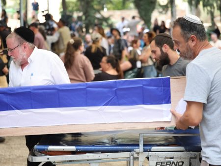 إسرائيل تستعيد جثث أسرى بغزة والعائلات تطالب باستئناف المفاوضات