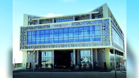 الإمارات تجدد التزامها بالارتقاء بحقوق وامتيازات العمال إلى أفضل المستويات العالمية