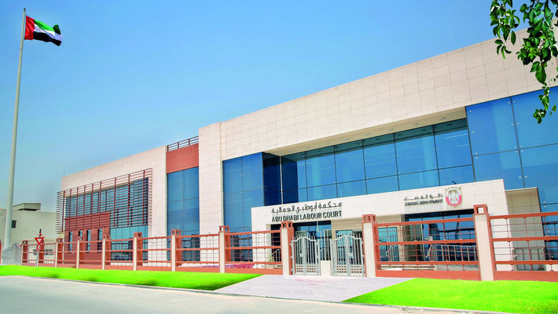 «أبوظبي العمالية» تُسلّم 10.7 آلاف عامل 363 مليون درهم مستحقات