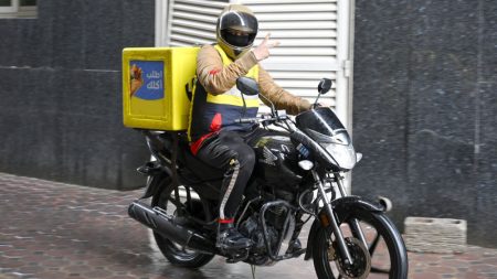 عمّال توصيل الطلبات.. أبطال «الأجواء الاستثنائية»