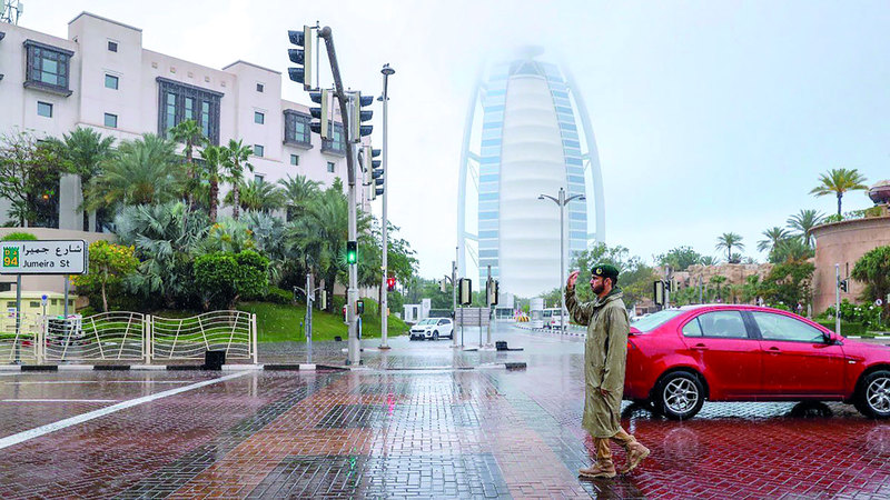 شرطة دبي تنشر دوريات في مختلف التقاطعات خلال الأمطار