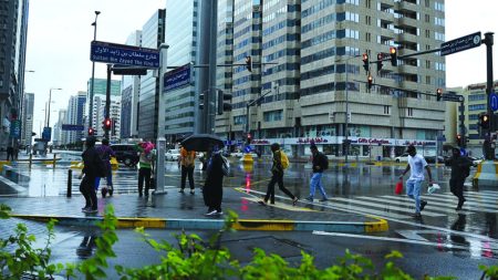 نصائح للتعامل الصحي والآمن خلال الأمطار والرياح الشديدة