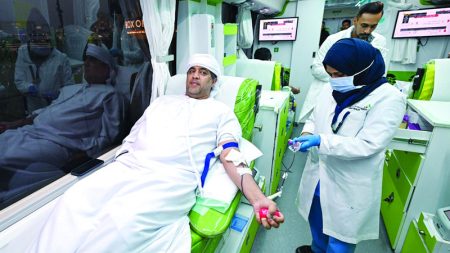 «دمي لوطني» تجمع 692 وحدة دم من زوّار القرية العالمية