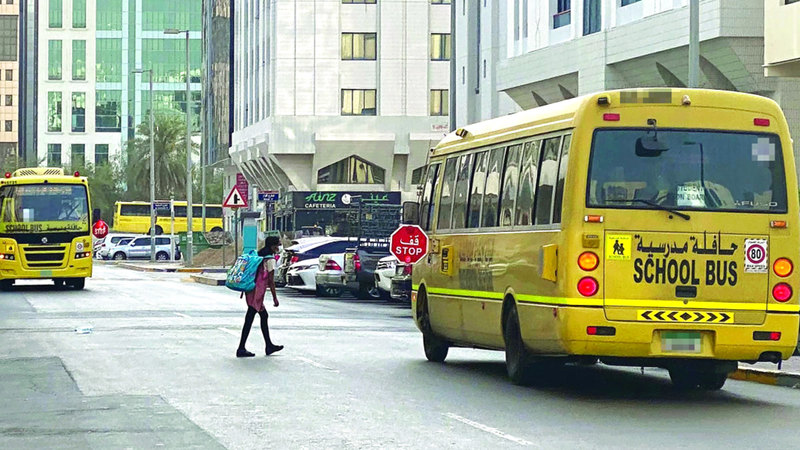 سائقون يشكون وقوف حافلات مدرسية بشكل مفاجئ على الطرق