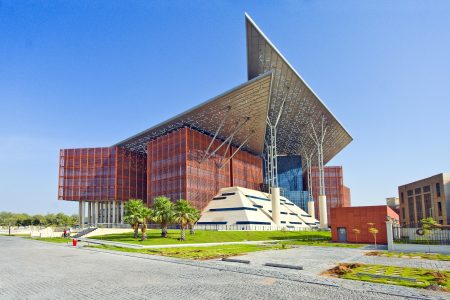 ثمنها 100 ألف درهم.. شاب يبيع دراجته النارية بـ “شيك مزور”