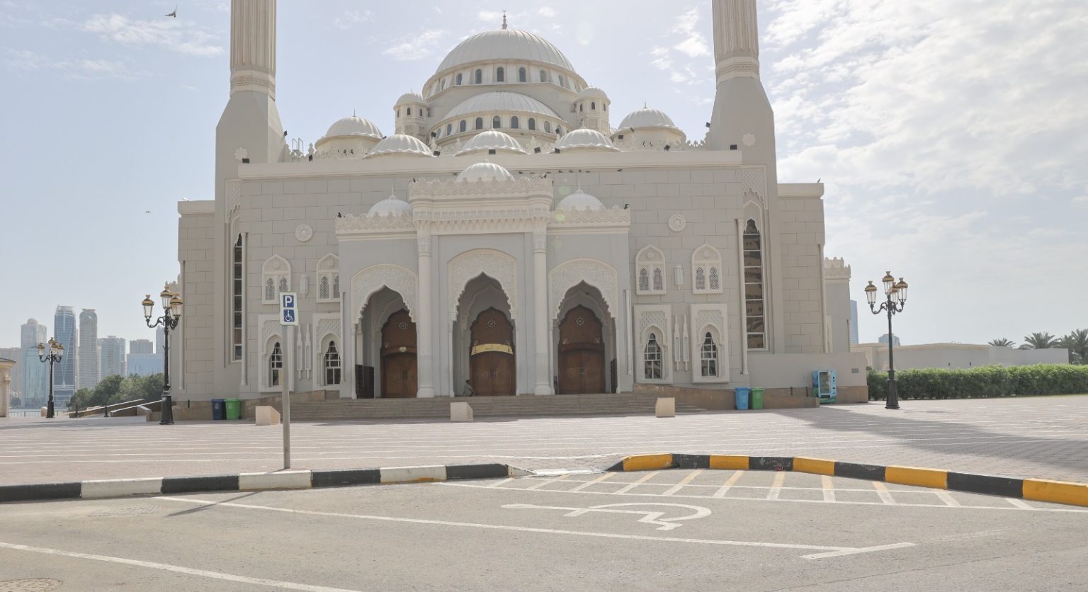 بلدية الشارقة: ربط بطاقات “ذوي الإعاقة” بنظام المواقف العامة الرقمي