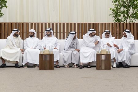 حمدان بن محمد والشيوخ والمواطنون يعزون في وفاة هزاع بن سلطان بن زايد