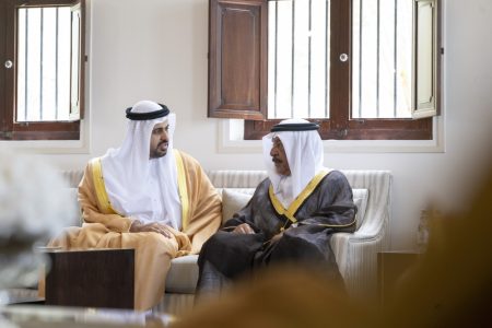 وصل إلى المنامة على رأس وفد.. ذياب بن محمد بن زايد ينقل تعازي رئيس الدولة بوفاة عبدالله بن سلمان