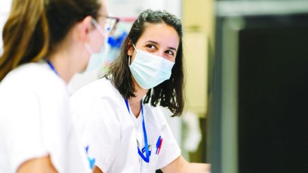 انضمام دفعة من الممرضين والممرضات المواطنين إلى «دبي الصحية»