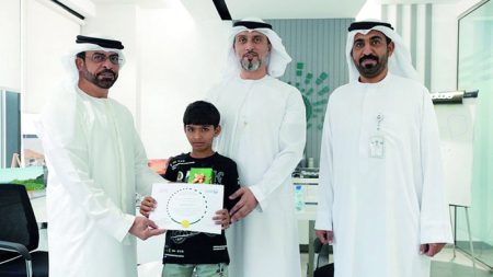 طفل من أصحاب الهمم يعثر على ساعة سائح ويسلمها إلى شرطة دبي