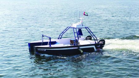 بلدية دبي تطلق كاشطة بحرية ذكية لجمع المخلفات «عن بُعد»