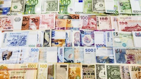 مخاطر تقلبات العملات تبرز بقوة على أجندة المستثمرين