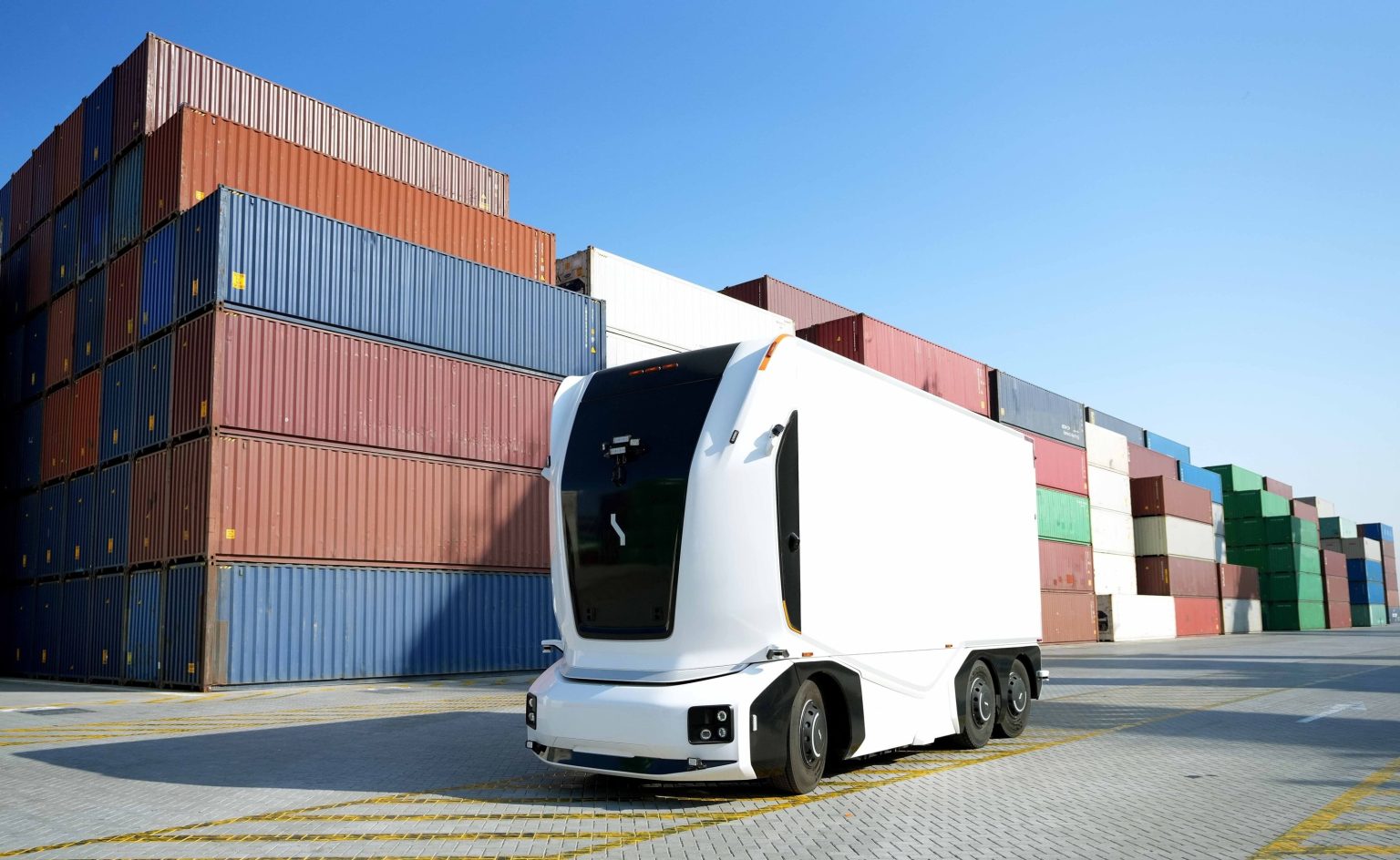 “دي بي ورلد” تعتمد حلولاً كهربائية ذاتية القيادة لنقل البضائع