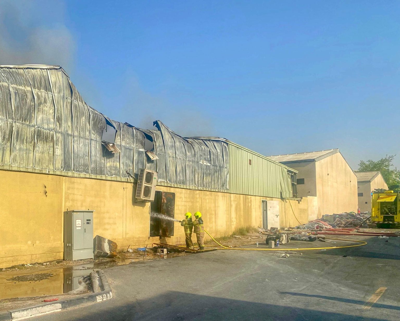 السيطرة على حريق بمستودع في رأس الخور بدبي