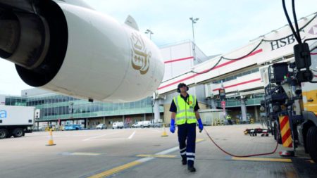 «طيران الإمارات» تستخدم «وقوداً مستداماً» لرحلاتها من مطار «لندن هيثرو»