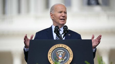 بايدن يمتد المهلة المرتبطة بالعفو الكبير للديون الطلابية لضبط مرة واحدة