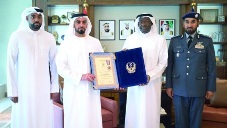 سيف بن زايد يسلّم ميدالية الواجب لعائلتي منتسبين من شرطة أبوظبي