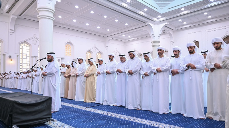 حاكم عجمان وولي عهده والشيوخ يؤدون صلاة الجنازة على جثمان الشيخة ميرة بنت علي النعيمي