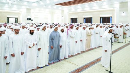 الشيوخ والجموع يؤدون صلاة الجنازة على جثمان حمد الخييلي