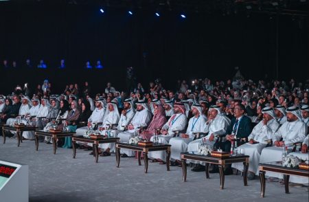 أحمد بن محمد يشهد افتتاح المنتدى الإعلامي العربي للشباب ضمن فعاليات اليوم الأول لقمة الإعلام العربي