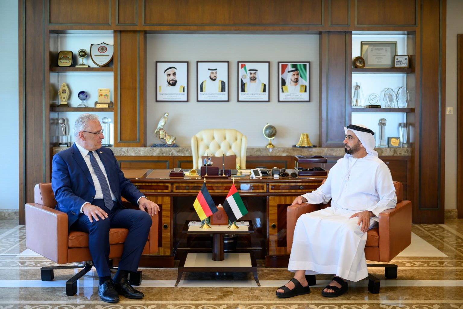 سيف بن زايد يلتقي وزير الداخلية في ولاية بافاريا الألمانية والوفد المرافق