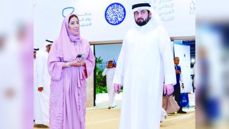 أحمد بن محمد يتفقّد الفعاليات المصاحبة لقمة الإعلام العربي