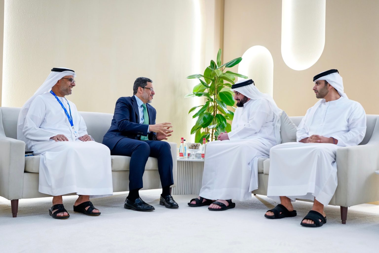 أحمد بن محمد ورئيس الوزراء اليمني يستعرضان دور الإعلام في دعم الاستقرار وتعزيز فرص السلام بالمنطقة